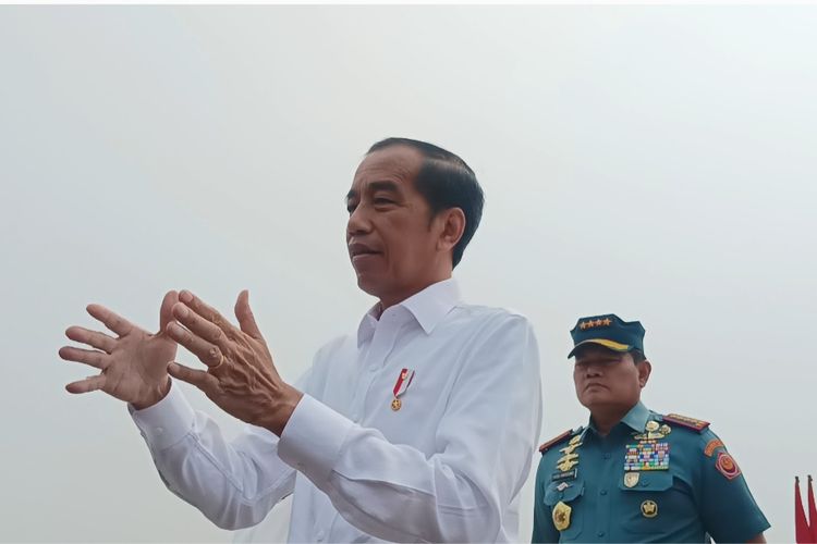 Presiden Joko Widodo memberikan keterangan pers usai melepas pengiriman bantuan kemanusiaan untuk warga Palestina di Gaza melalui Lanud Halim Perdanakusuma, Jakarta Timur, Sabtu (4/11/2023).