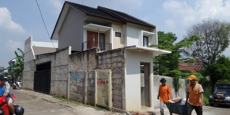 Kondisi rumah milik Denny, warga Bukit Mas Bintaro, Pesanggrahan, Jakarta Selatan, yang ditembok oleh sekelompok warga beberapa bulan lalu, tetap ditembok hingga hari ini, Kamis (2/6/2016). Denny terpaksa membuat pagar baru di samping rumahnya sebagai akses keluar-masuk yang baru. 