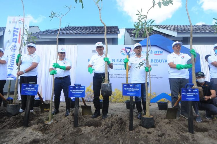 Kegiatan penanaman pohon di perumahan mitra BTN bersama PPATK di Mataram, Nusa Tenggara Barat (NTB), Jumat (3/6/2022). 