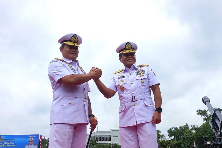 Panglima TNI Laksamana Yudo Margono dan KSAL Laksamana Muhammad Ali usai serah terima jabatan (sertijab) KSAL di Lapangan Trisila Markas Besar AL, Cilangkap, Jakarta Timur, Kamis (29/12/2022) pagi.