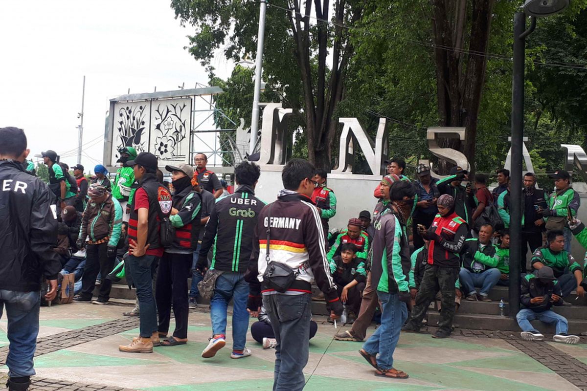 Para pengemudi ojek online yang mengikuti aksi damai 151 berkumpul di depan Monas, Jalan Merdeka Barat, Selasa (15/1/2019).