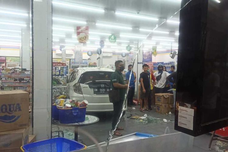 Mobil Honda Jazz yang menabrak dan masuk ke dalam minimarket di Jalan Imam Munandar, Kota Pekanbaru, Riau, Minggu (9/1/2022).