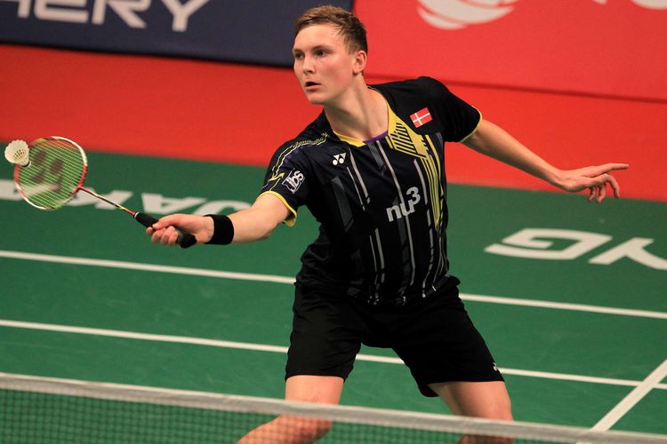 Pemain tunggal putra Denmark, Viktor Axelsen bertanding melawan pemain tunggal Cekoslovakia, Petr Koukal pada babak penyisihan Total BWF World Championships 2015 di Istora Senayan Jakarta, Senin (10/8/2015). Viktor Axelsen berhasil menundukkan Petr Koukal dengan skor 21-14, 21-11.  KOMPAS IMAGES/KRISTIANTO PURNOMO