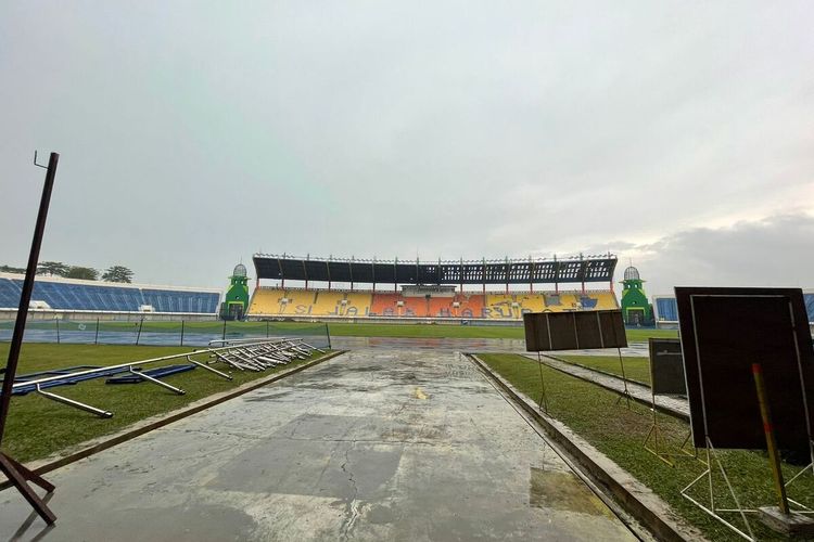 Kondisi Stadion Si Jalak Harupat, Soreang, Kabupaten Bandung saat dilakukan renovasi untuk perhelatan akbar Piala Dunia U-20