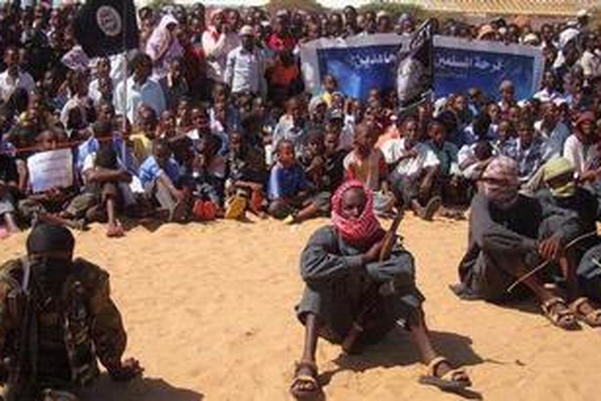 Warga menyaksikan para gerilyawan Al Shabaab merayakan penyatuan dengan Al Qaeda di Elasha Biyaha, di Afgoye, Somalia, Senin (13/2/2012). 