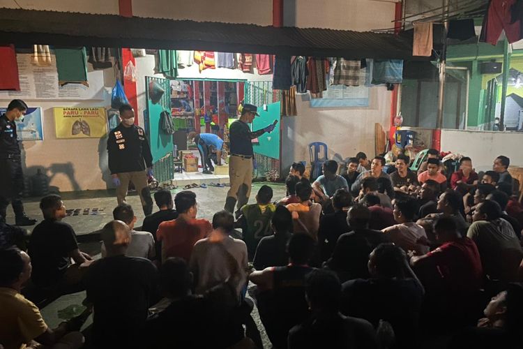 Kondisi ratusan napi dirazia di Lapas Narkotika Samarinda, Kaltim, Selasa (25/1/2022) malam. 