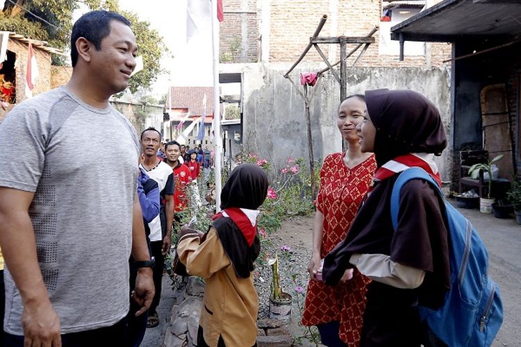 Wali Kota Semarang Hendrar Prihadi di sela - sela jalan sehat di Kelurahan Tandang, Kecamatan Tembalang. 