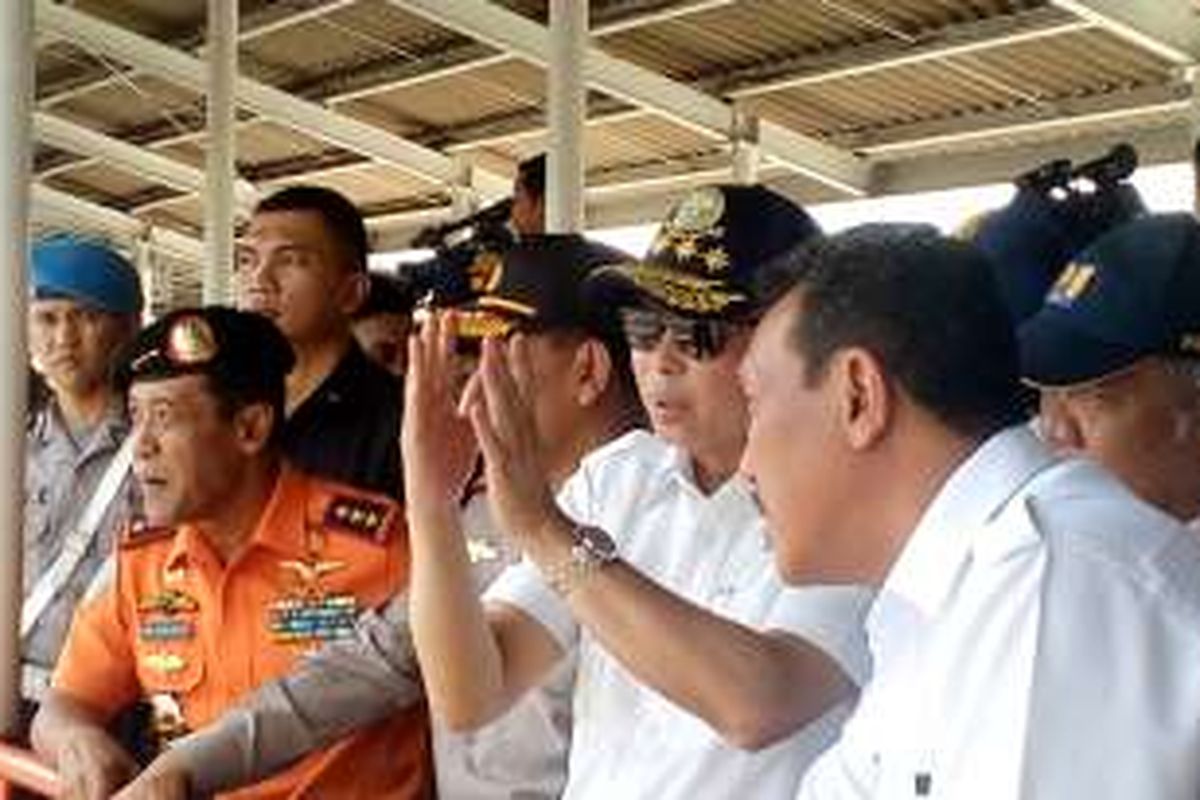 Menteri Perhubungan Ignasius Jonan, saat melakukan pemantauan arus mudik di Kapal Feri, Pelabuhan Merak Banten, Minggu (3/7/2016).