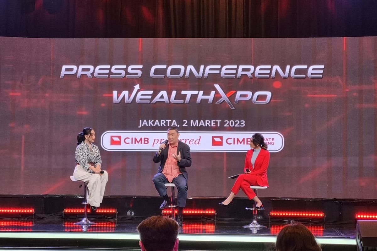 Direktur Consumer Banking CIMB Niaga Noviady Wahyudi (tengah) saat konferensi pers di Hotel Ritz Carlton, Jakarta, Kamis (2/3/2023).