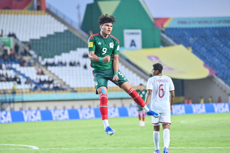 Selebrasi Stephano Carrillo penyerang Timnas U17 Meksiko setelah sukses menjebol gawang Venezuela guna menyamakan kedudukan 1-1 dalam pertandingan matchday kedua Grup F Piala Dunia U17 2023 Indonesia antara Mexico vs Venezuela, Rabu (15/11/2023) di Stadion Si Jalak Harupat, Soreang, Kabupaten Bandung. 