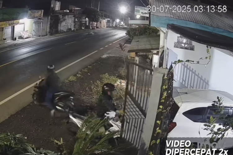 Rekaman layar aksi nekat maling motor di Lumajang, Rabu (30/7/2025).