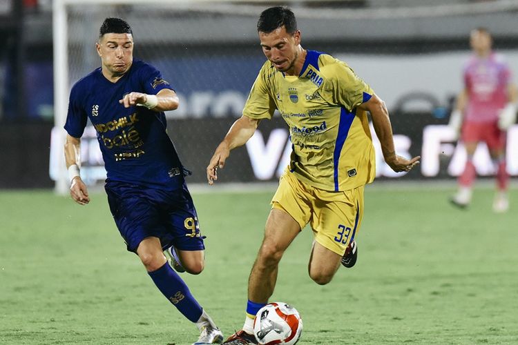 Aksi bintang Persib Bandung Thom Haye yang dikawal pemain Persita Tangerang Andrejic Aleksa dalam laga pekan ketujuh Super League 2025-2026, Sabtu (27/9/2025) di Stadion Kapten I Wayan Dipta, Gianyar, Bali. 