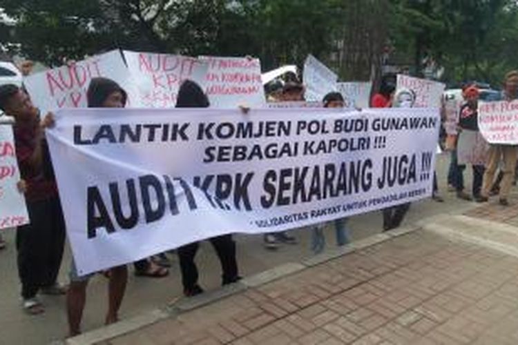 Sejumlah pendukung Komisaris Jenderal Budi Gunawan yang menggelar aksi unjuk rasa di depan Gedung KPK, Senin (16/2/2015). Mereka menuntut KPK diaudit.