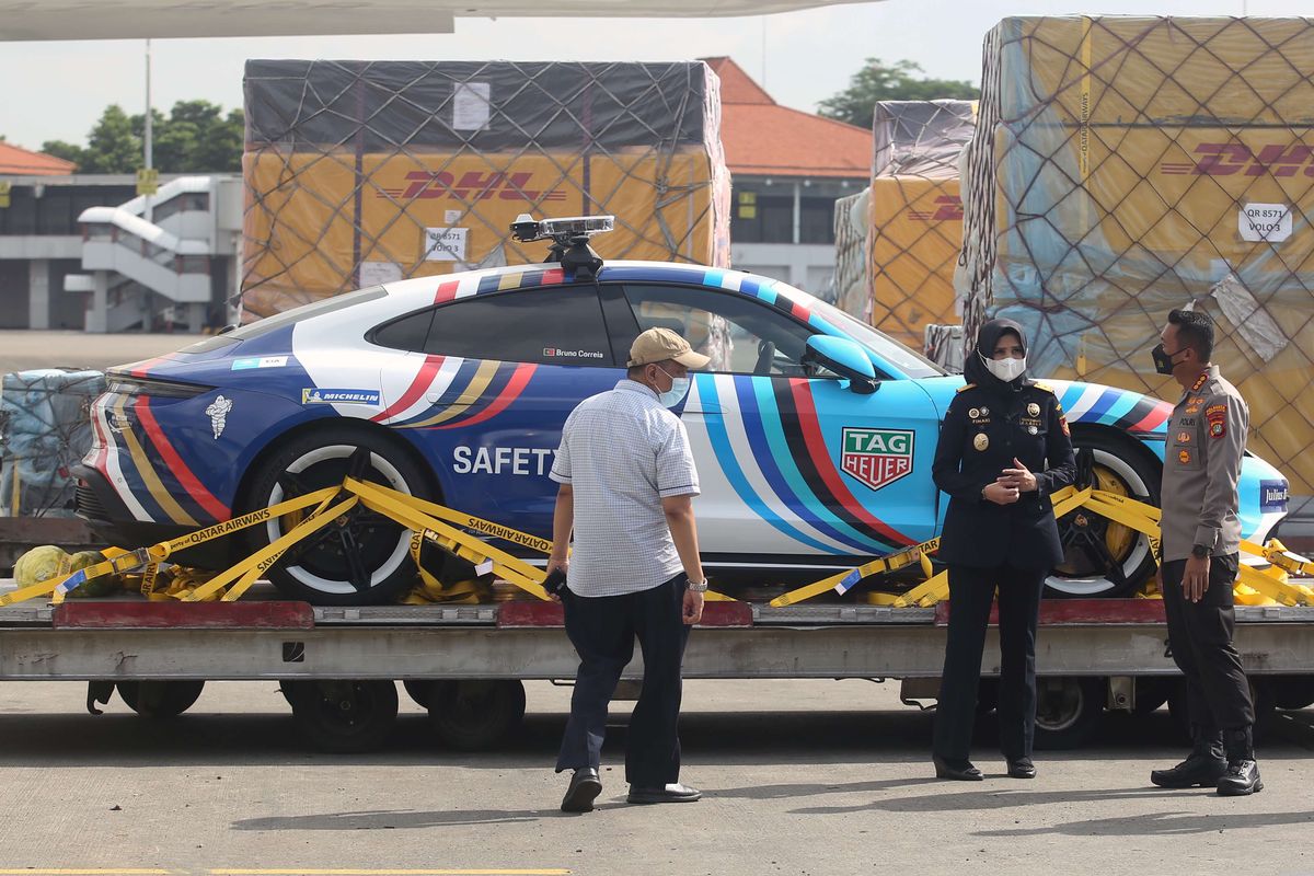 Kepala Bea Cukai Bandara Soekarno Hatta Finari Manan (tengah) bersama Kapolres Bandara Soekarno Hatta Kombes Pol Sigit Dany (kanan) memantau langsung bongkar muat logistik Formula E setibanya di Terminal Cargo Bandara Soekarno Hatta, Tangerang, Banten, Selasa (24/5/2022). ABB FIA Formula E World Championship seri kesembilan akan berlangsung di Sirkuit Formula E Ancol pada 4 Juni 2022.