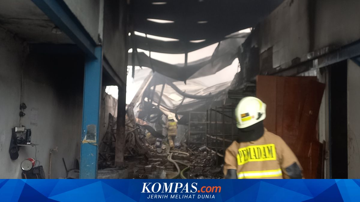 Bara Api Lalap Gudang Aksesori Mobil di Kapuk, Atap Ambrol dan Barang ...