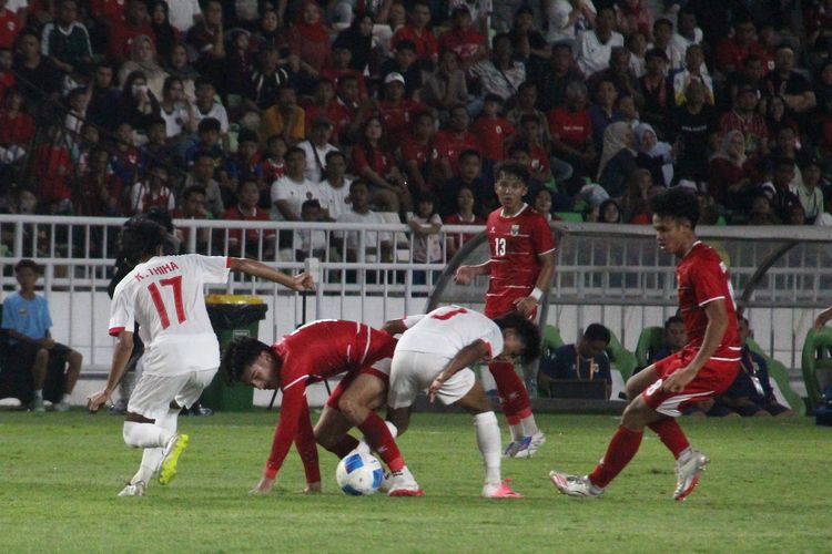 Perebutan bola di tengah lapangan antara Timnas Indonesia VS  Myanmar  di pertandingan Piala AFF U-19 di Stadion Utama Sumatera Utara, Senin (1/6/2026)