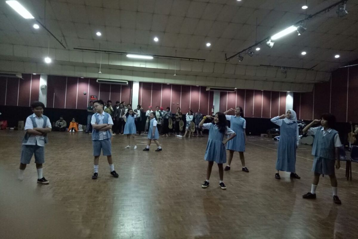 Suasana latihan para pemain pertunjukan Musikal Petualangan Sherina di Rossi Studio, Fatmawati, Jakarta Selatan, Sabtu (3/2/2018).