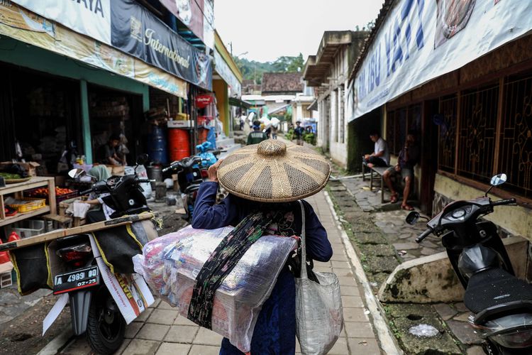 Warga baduy saat beraktivitas di Desa Kanekes, Kecamatan Baduy, Kabupaten Lebak, Banten, Selasa (28/4/2020). Tidak hanya menutup aktivitas wisata, Pemerintah Desa Kanekes juga melarang warga Baduy untuk bepergian ke kota besar seperti Jakarta, untuk menghindari virus corona.