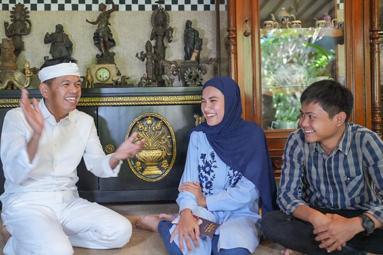 Dedi Mulyadi bertemu pihak keluarga TKI asal Purwakarta, Jawa Barat, yang mengaku disekap di Kamboja.