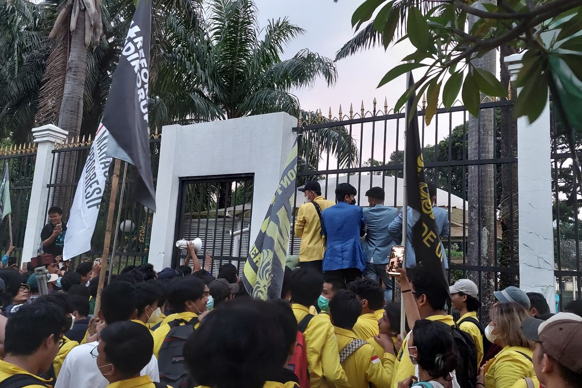 Ratusan mahasiswa melakukan aksi unjuk rasa di depan Gedung DPR/MPR RI, Senayan, Jakarta, pada Selasa (28/6/2022) sore