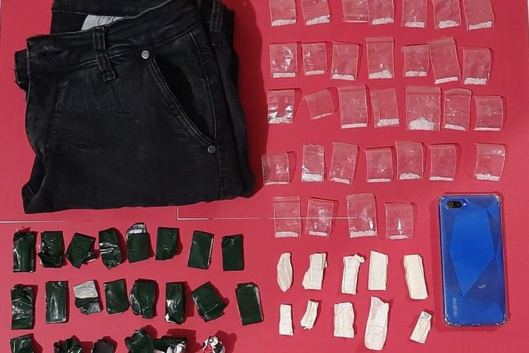 Barang bukti puluhan paket narkoba jenis sabu yang diamankan polisi dari seorang pengedar di Cianjur, Jawa Barat.