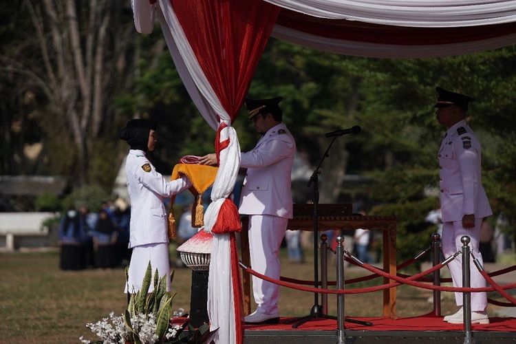 Bupati Hulu Sungai Tengah (HST) Aulia Oktafiandi menjadi Inspektur Upacara Peringatan Hari Ulang Tahun HUT Ke-78 RI di Taman Dwi Warna Barabai, HST, Kalimantan Selatan (Kalsel), Kamis (17/8/2023).