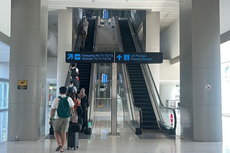Akses eskalator menuju KA Kalayang atau skytrain di Stasiun Bandara Soekarno Hatta, Kamis (12/3/2026).