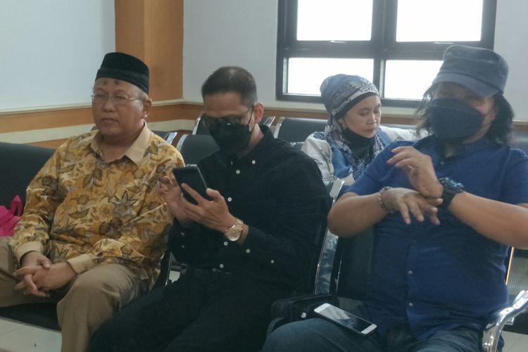 Ayah mendiang artis Vanessa Angel, Doddy Sudrajat bersama dua saksi untuk sidang perwalian cucunya, Gala Sky Andriansyah, di Pengadilan Agama Jakarta Barat, Rabu (16/3/2022).