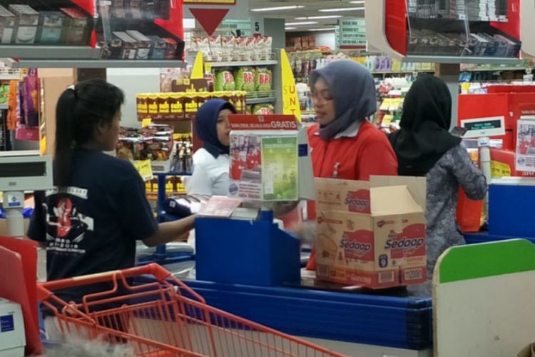 Salah satu ritel di Kota Bekasi yakni, Superindo yang sudah terapkan biaya tambahan untuk kantong plastik kepada konsumen, Jumat (1/3/2019).