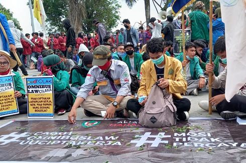 Mahasiswa Duduki Depan Kantor Gubernur, Minta Gubernur Kaltim dan Wagub Tolak UU Cipta Kerja