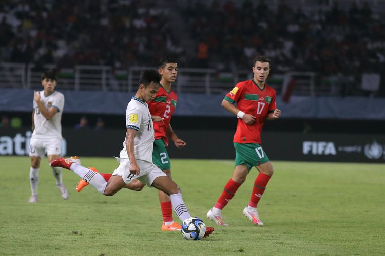 Aksi pemain timnas U17 Indonesia, Riski Afrisal, saat menghadapi Maroko pada laga Grup A Piala Dunia U17 2023 di Stadion Gelora Bung Tomo Surabaya, Kamis (16/11/2023).