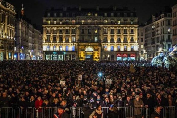 Ribuan orang berkumpul mengheningkan cipta bersama untuk memberikan penghormatan kepada para korban serangan mematikan di kantor koran satir Perancis Charlie Hebdo, di Lyon, Prancis, Rabu (7/1/2015). Tiga orang bersenjata api menyerang kantor Charlie Hebdo, menewaskan 12 orang.