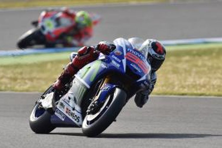 Pebalap Movistar Yamaha asal Italia, Jorge Lorenzo, memacu motornya pada sesi latihan bebas kedua GP Jepang di Sikuit Twin Ring Motegi, Jumat (9/10/2015).