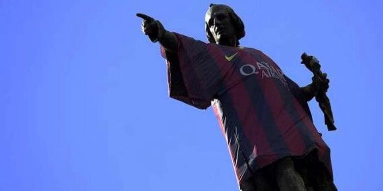 Patung Christopher Columbus di kota Barcelona memakai seragam baru skuad Blaugrana musim 2013-14. 