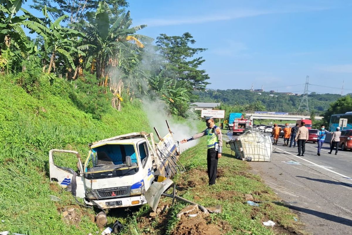 Truk Pengangkut Bahan Kimia Kecelakaan di Tol Semarang-Solo, TKP Langsung Dibersihkan