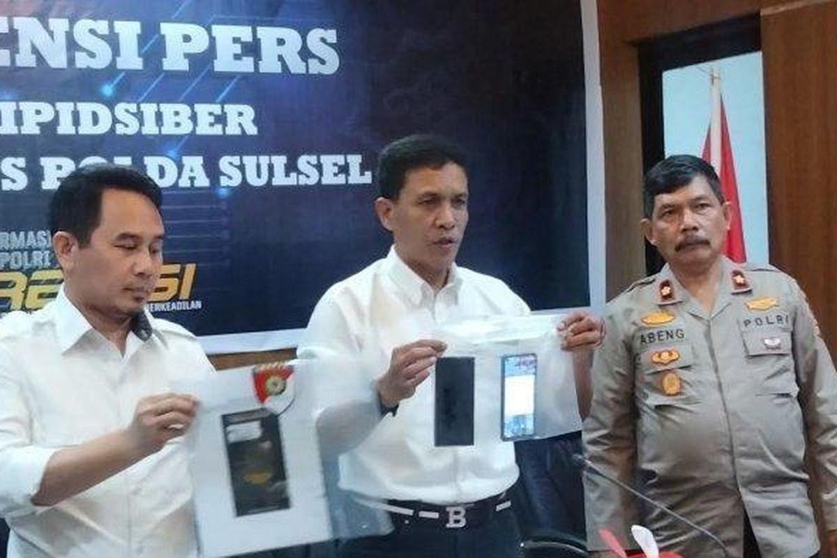Direktur Reserse Kriminal Khusus Polda Sulsel, Kombes Pol Helmi Kwarta Kusuma Rauf saat rilis di ruang Cyber Polda Sulsel, Jl Perintis Kemerdekaan Makassar, Senin (6/3/2023) siang 