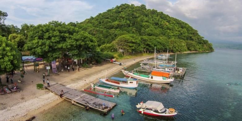 Pulau Satonda di Kabupaten Dompu, Provinsi Nusa Tenggara Barat.