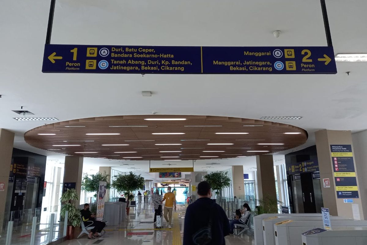 Penunjuk arah penumpang KRL Commuter Line dan Kereta Api Bandara di Stasiun BNI City, Jumat (29/7/2022).