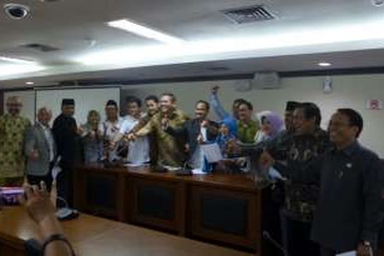 12 orang calon bakal calon pimpinan DPD pengganti Irman Gusman seusai rapat konsolidasi anggpta DPD wilayah barat di Kompleks Parlemen, Senayan, Jakarta, Senin (10/10/2016)