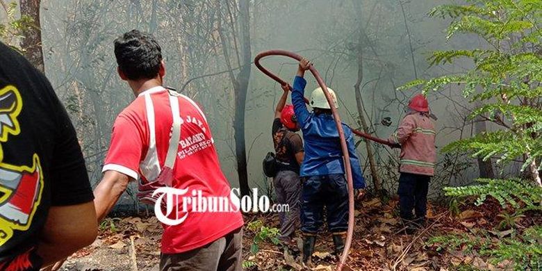 Tim pemadam kebakaran dari Satpol PP-Damkar Sragen, Jawa Tengah, sedang berjibaku memadamkan api di lahan kosong, Kamis (17/8/2023). Diketahui, ada tiga kasus kebakaran yang terjadi di Sragen kemarin.