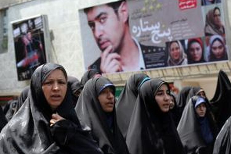 Ratusan perempuan Iran bergabung dalam unjuk rasa di Teheran, Jumat (16/5/2014), menuntut pemerintahan Presiden Hassan Rohani lebih tegas soal penggunaan hijab saat perempuan berada di ruang publik.