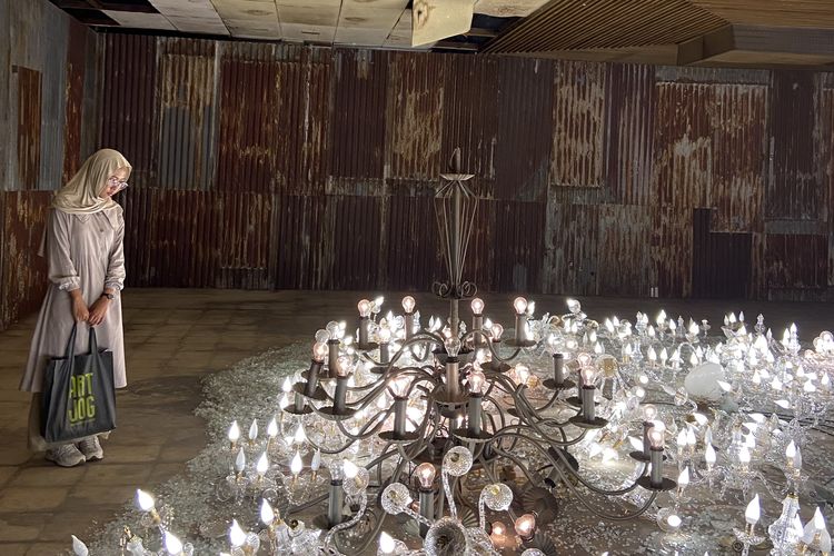 Pameran Arak-Arak karya Jompet Kuswidananto digelar di bangunan kosong 35 tahun di Jalan Tunjungan Surabaya, Jumat (19/4/2025)