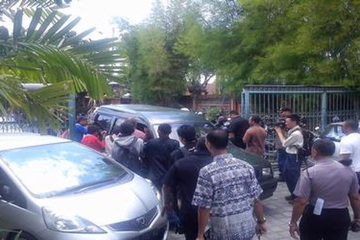 Para wartawan mengerubungi mobil yang mengantar LM, remaja Australia pembawa ganja, seusai sidang di Pengadilan Negeri Denpasar, Selasa (1/11/2011). LM didakwa membawa ganja sebanyak 6,9 gram.