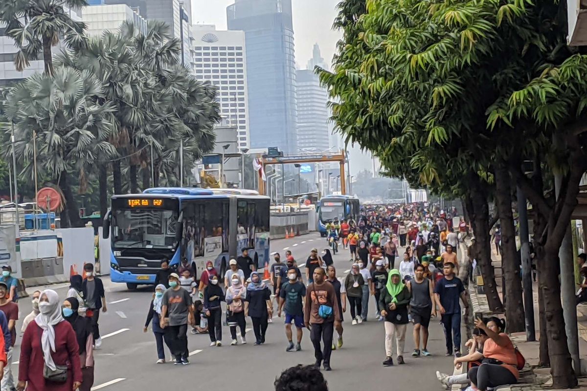 Suasana hari bebas kendaraan bermotor (HBKB) Aatau car free day (CFD) di kawasan Sudirman -Thamrin, Jakarta, Minggu (22/5/2022).