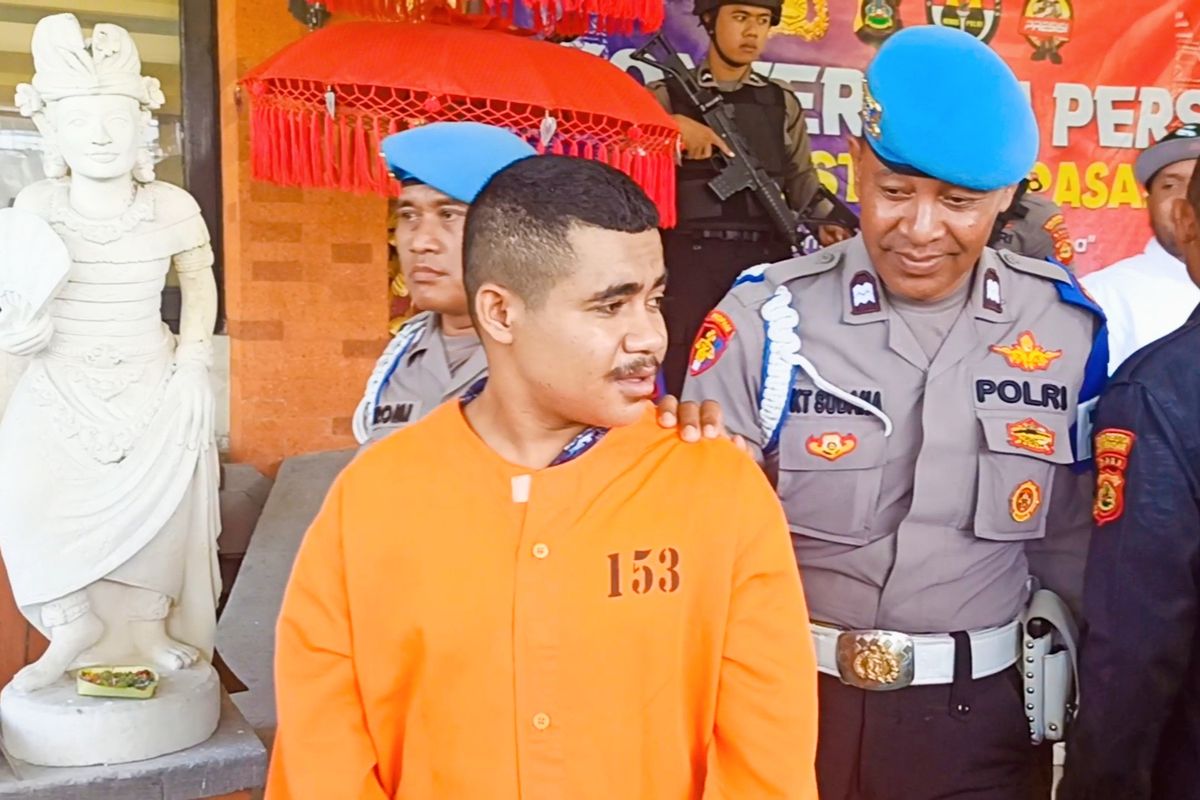 YT (20), sopir taksi yang menjadi pelaku pemerasan terhadap dua WNA asal Amerika Serikat saat dihadirkan dalam konferensi pers di Mapolresta Denpasar, Bali, pada Rabu (10/1/2023). Kompas.com/ Yohanes Valdi Seriang Ginta