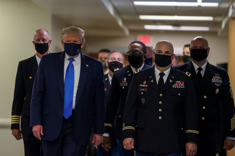 Presiden Amerika Serikat (AS) Donald Trump (kiri) mengenakan masker ketika mengunjungi Rumah Sakit Militer Walter Reed di Bethesda, Maryland, pada 11 Juli 2020.