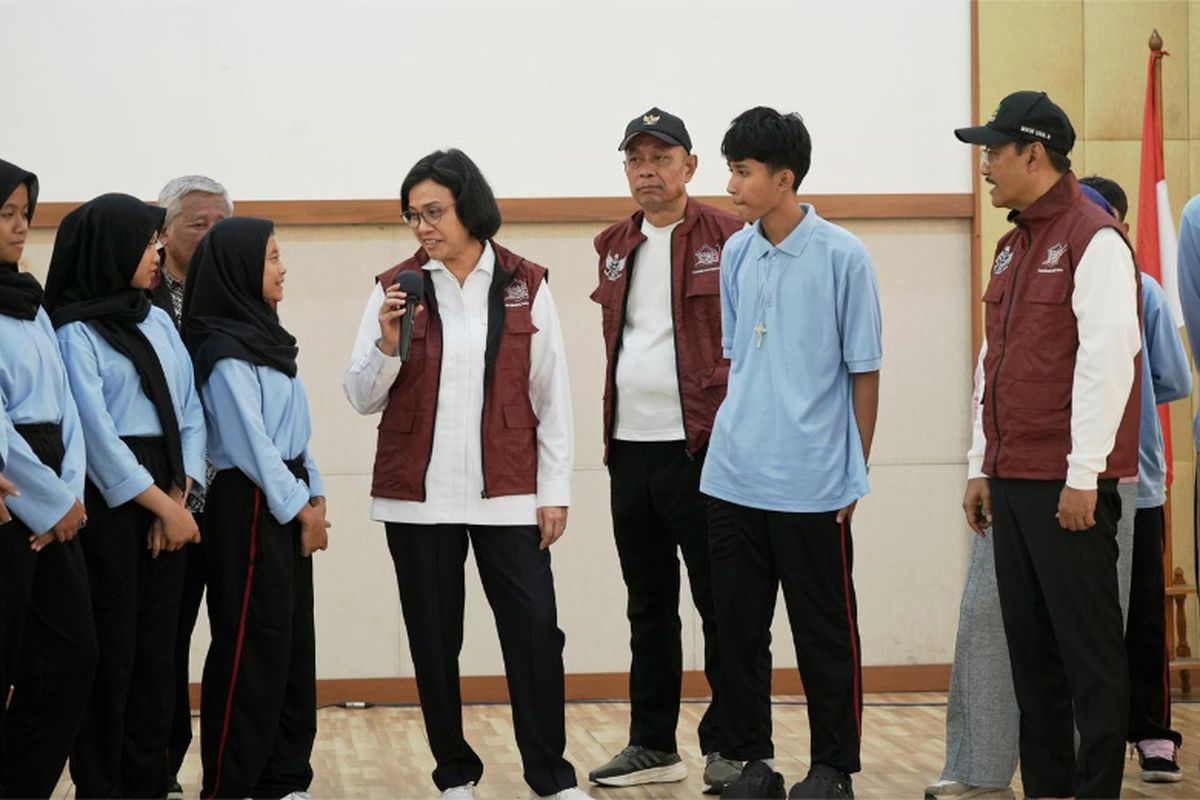 Menteri Keuangan Sri Mulyani Indrawati berbincang dengan siswa Sekolah Rakyat Menengah Atas 10 Jakarta Selatan saat kunjungan, Sabtu (9/8/2025), didampingi Menteri Sosial Saifullah Yusuf (Gus Ipul) dan Wakil Menteri Sosial Agus Jabo Priyono
