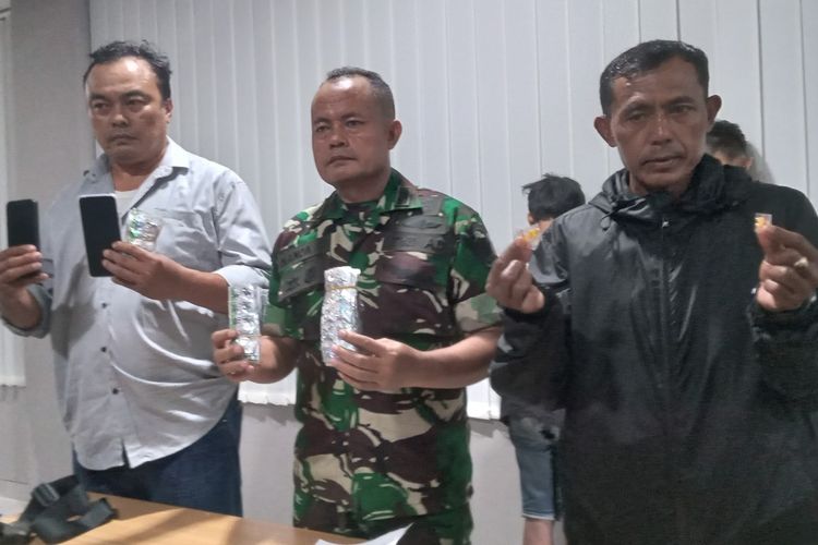 Anggota Kodim 0608 Cianjur memerlihatkan barang bukti obat-obatan terlarang yang berhasil disita dari tangan kedua pengedar.