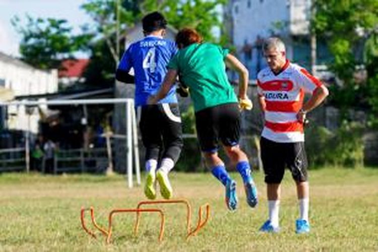 Arcan Iure memimpin latihan perdana pemain Persepam Madura United. Center Back Persepam, Fachruddin tidak bergabung karena membela ISL All Star saat akan melawan Juventus.