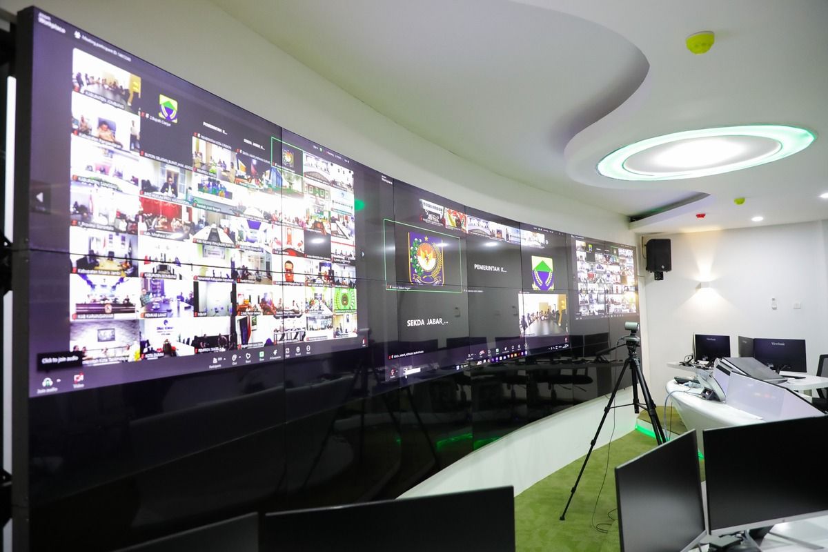 Bupati Bandung Dadang Supriatna saat melakukan zoom meeting dengan Mendagri dan Kepala Daerah lainnya terkait PBB P2 dan NJOP, Jumat (15/8/2025)